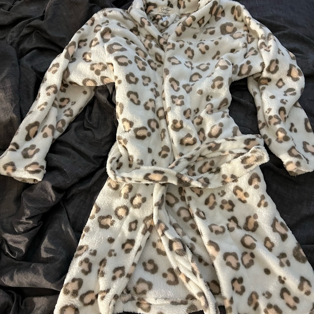 Lil girls cheetah print size med robe
